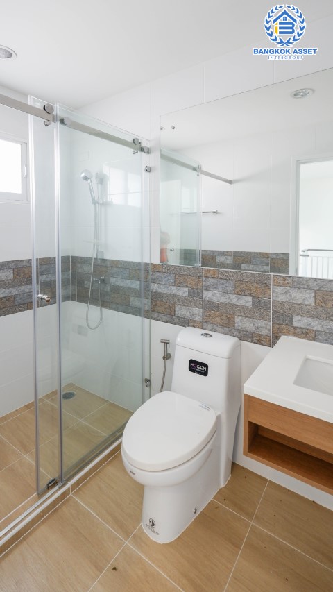 *****บ้านเดี่ยวมือสองย่านกรุงเทพฯ ม.ดีไลท์แอทซีน วัชรพล-จตุโชติ เนื้อที่กว้างขวางมากถึง 52.50 ตร.ว.  ฟังก์ชัน 3 ห้องนอน 3 ห้องน้ำ ที่จอดรถ 2 คัน บ้านตกแต่งสไตล์โมเดิร์น ภายในตกแต่งสวยเหมือนใหม่ บนทำเลใกล้ทางด่วนรามอินทรา-อาจณรงค์ ด่านจตุโชติ